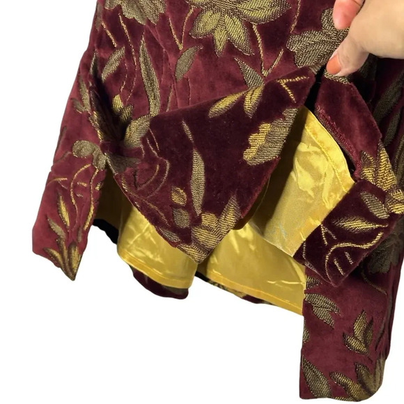 Dolce & Gabbana Vintage Velvet Ittierre Textured Burgundy & Gold Skirt Size US 6 - Picture 5 of 16